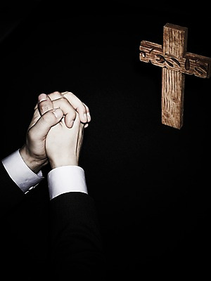 포토 JPG 스튜디오촬영 손 알파벳 영어 기독교 종교 포즈 백그라운드 십자가 종교용품 기독교용품 실내 한명 신체부위 단어 기도 오브젝트 손모으기 국내포토 문자 1 사람 손짓 내부 파일형식