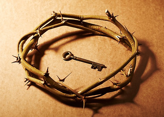 포토 JPG 스튜디오촬영 기독교 종교 배경화면 백그라운드 종교용품 열쇠 기독교용품 실내 근접촬영 사람없음 아웃포커스 가시 오브젝트 가시면류관 국내포토 뷰포인트 촬영기법 내부 파일형식