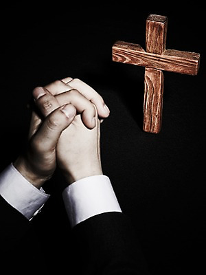 포토 JPG 스튜디오촬영 손 기독교 종교 포즈 백그라운드 십자가 종교용품 기독교용품 실내 한명 근접촬영 아웃포커스 신체부위 기도 오브젝트 손모으기 국내포토 1 뷰포인트 촬영기법 사람 손짓 내부 파일형식