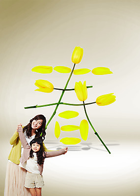 PSD 식물 편집이미지 여자 꽃잎 꽃 딸 어린이 컬러 잎 가족 모녀 엄마 서기 웃음 사람 동양인 소녀 상반신 성인 두명 단어 노란색 한자 봄 한국인 풀 여자만 이미지편집 문자 계절 관계 모션 표정 인종 파일형식