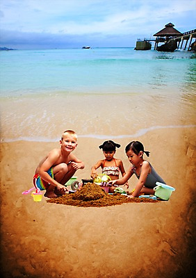 전신 PSD 서양인 외국인 편집 편집이미지 건축물 계절 여자 남자 수영복 어린이 모래 바다 여행 놀이 휴가 사람 앉기 동양인 풍경 소녀 소년 해변 건물 세명 여름 여름휴가 바캉스 모래사장 장난감 소꿉놀이 선박 어린이만 이미지편집 옷 건축 수상교통 모션 인종 파일형식 여름_계절