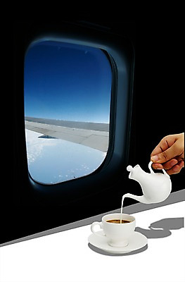 PSD 편집 편집이미지 커피 음료 날개 창문 탁자 주전자 티타임 잔 비행기 한손 한명 신체부위 컵 우유 비행 붓기 차 커피잔 찻잔 찻주전자 기내 기내식 이미지편집 1 식기 손 음식 가구 항공교통 모션 주방용품 휴식 유제품 대중교통 사람 공공장소 파일형식