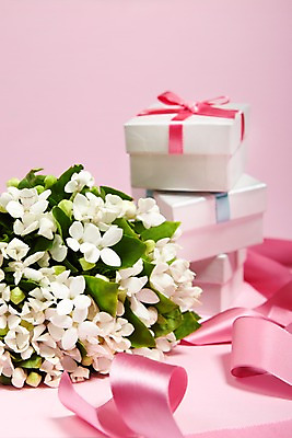 포토 JPG 스튜디오촬영 식물 꽃 리본 컬러 부케 백그라운드 잎 꽃백그라운드 실내 선물 근접촬영 사람없음 아웃포커스 선물상자 상자 흰색 끈 부바르디아 국내포토 뷰포인트 꽃다발 촬영기법 내부 파일형식