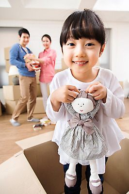 포토 JPG 라이프스타일 여자 남자 딸 어린이 인형 이동 가족 엄마 새출발 실내 서기 미소 웃음 사람 동양인 소녀 성인 아웃포커스 세명 30대 상자 부모 장난감 한국인 짐 자녀 아빠 이사 핵가족 내집마련 이삿짐 국내포토 컨셉 관계 모션 부동산 새로움 촬영기법 표정 인종 내부 생활 장년 출발 파일형식