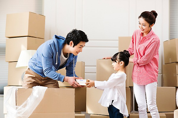 포토 JPG 라이프스타일 여자 남자 딸 어린이 이동 가족 엄마 새출발 실내 서기 미소 웃음 사람 동양인 소녀 성인 세명 30대 상자 부모 한국인 짐 자녀 아빠 이사 핵가족 내집마련 이삿짐 국내포토 컨셉 관계 모션 부동산 새로움 표정 인종 내부 생활 장년 출발 파일형식