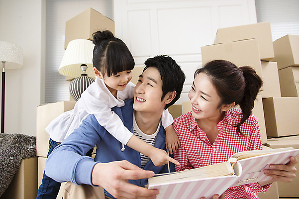 포토 JPG 라이프스타일 여자 남자 딸 어린이 이동 가족 엄마 새출발 실내 미소 웃음 사람 동양인 소녀 성인 세명 30대 상자 부모 한국인 짐 자녀 아빠 이사 추억 앨범 핵가족 내집마련 이삿짐 국내포토 컨셉 관계 부동산 새로움 표정 인종 내부 생활 장년 출발 파일형식