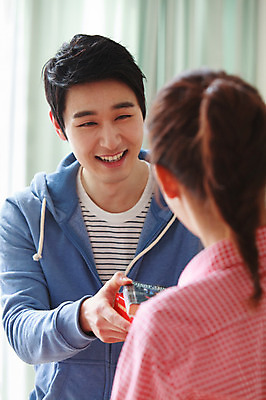 포토 JPG 라이프스타일 부부 여자 남자 이동 엄마 새출발 실내 서기 미소 웃음 사람 동양인 상반신 성인 두명 아웃포커스 30대 부모 한국인 아빠 이사 내집마련 장년만 성인만 국내포토 커플 컨셉 가족 모션 부동산 새로움 촬영기법 표정 인종 내부 생활 장년 출발 파일형식