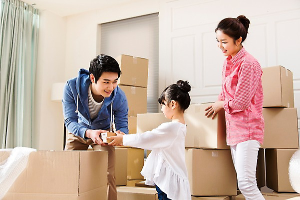 포토 JPG 라이프스타일 여자 남자 딸 어린이 이동 가족 엄마 새출발 실내 서기 미소 웃음 사람 동양인 소녀 성인 세명 30대 상자 부모 한국인 짐 자녀 아빠 이사 핵가족 내집마련 이삿짐 국내포토 컨셉 관계 모션 부동산 새로움 표정 인종 내부 생활 장년 출발 파일형식