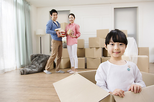 포토 JPG 라이프스타일 여자 남자 딸 어린이 이동 가족 엄마 새출발 실내 미소 웃음 사람 동양인 소녀 성인 세명 30대 상자 부모 한국인 짐 자녀 아빠 이사 핵가족 내집마련 이삿짐 국내포토 컨셉 관계 부동산 새로움 표정 인종 내부 생활 장년 출발 파일형식