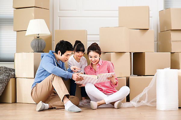 포토 JPG 전신 라이프스타일 여자 남자 딸 어린이 이동 가족 엄마 새출발 실내 미소 웃음 사람 앉기 동양인 소녀 성인 세명 30대 상자 부모 한국인 짐 자녀 아빠 이사 추억 앨범 핵가족 내집마련 이삿짐 국내포토 컨셉 관계 모션 부동산 새로움 표정 인종 내부 생활 장년 출발 파일형식