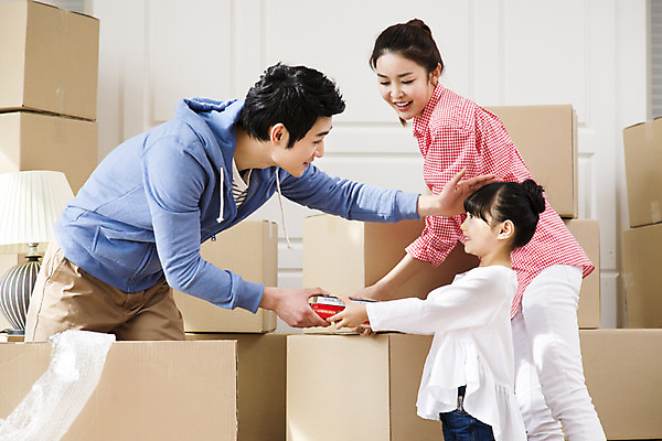 포토 JPG 라이프스타일 여자 남자 딸 어린이 이동 가족 엄마 새출발 실내 서기 미소 웃음 사람 동양인 소녀 성인 세명 30대 상자 부모 한국인 짐 자녀 아빠 이사 핵가족 내집마련 이삿짐 국내포토 컨셉 관계 모션 부동산 새로움 표정 인종 내부 생활 장년 출발 파일형식