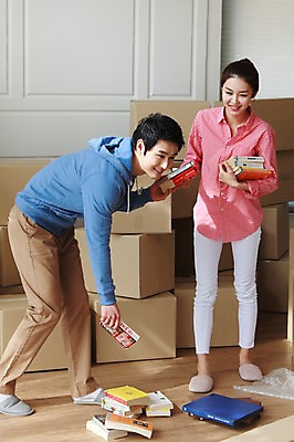 포토 JPG 전신 라이프스타일 부부 여자 남자 이동 엄마 새출발 실내 서기 미소 웃음 사람 동양인 성인 두명 책 30대 부모 한국인 아빠 이사 내집마련 장년만 성인만 국내포토 커플 컨셉 가족 모션 부동산 새로움 표정 인종 내부 생활 장년 출발 파일형식