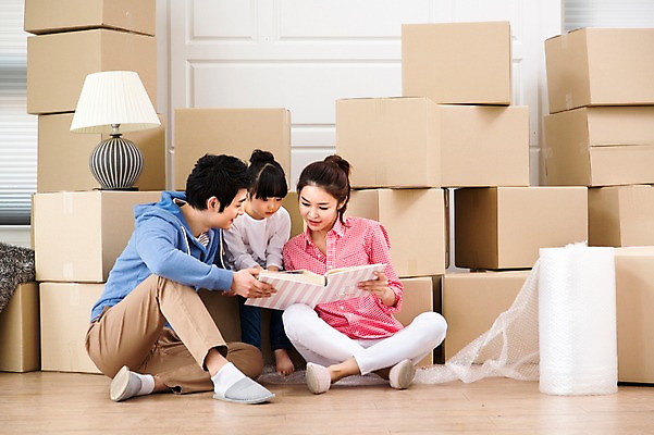 포토 JPG 전신 라이프스타일 여자 남자 딸 어린이 이동 가족 엄마 새출발 실내 미소 웃음 사람 앉기 동양인 소녀 성인 세명 30대 상자 부모 한국인 짐 자녀 아빠 이사 추억 앨범 핵가족 내집마련 이삿짐 국내포토 컨셉 관계 모션 부동산 새로움 표정 인종 내부 생활 장년 출발 파일형식