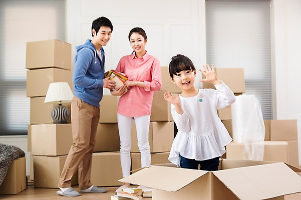 포토 JPG 라이프스타일 여자 남자 딸 어린이 이동 가족 엄마 새출발 실내 서기 미소 웃음 사람 동양인 소녀 성인 책 세명 30대 상자 부모 장난감 한국인 짐 자녀 아빠 이사 핵가족 내집마련 이삿짐 국내포토 컨셉 관계 모션 부동산 새로움 표정 인종 내부 생활 장년 출발 파일형식