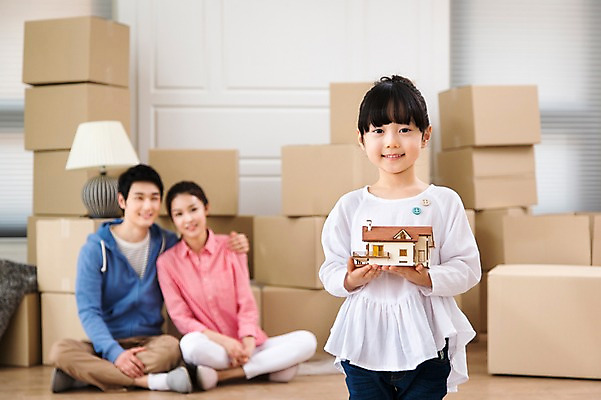 포토 JPG 라이프스타일 여자 남자 딸 어린이 이동 가족 엄마 새출발 주택 실내 미소 웃음 사람 동양인 소녀 성인 세명 30대 상자 부모 모형 미니어처 한국인 짐 자녀 아빠 이사 핵가족 내집마련 이삿짐 국내포토 컨셉 관계 부동산 새로움 표정 인종 내부 건물 생활 장년 출발 파일형식