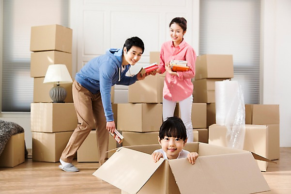 포토 JPG 라이프스타일 여자 남자 딸 어린이 이동 가족 엄마 새출발 실내 미소 웃음 사람 동양인 소녀 성인 세명 30대 상자 부모 한국인 짐 자녀 아빠 이사 핵가족 내집마련 이삿짐 국내포토 컨셉 관계 부동산 새로움 표정 인종 내부 생활 장년 출발 파일형식