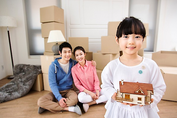 포토 JPG 라이프스타일 여자 남자 딸 어린이 이동 가족 엄마 새출발 주택 실내 미소 웃음 사람 동양인 소녀 성인 세명 30대 상자 부모 모형 미니어처 한국인 짐 자녀 아빠 이사 핵가족 내집마련 이삿짐 국내포토 컨셉 관계 부동산 새로움 표정 인종 내부 건물 생활 장년 출발 파일형식