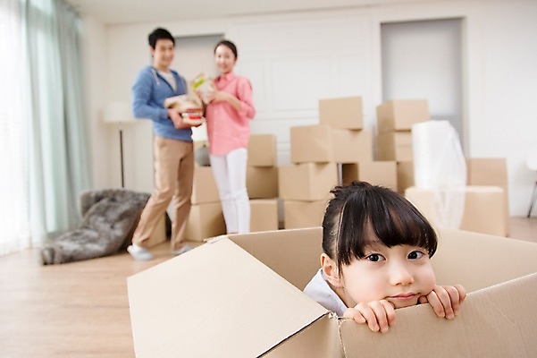 포토 JPG 라이프스타일 여자 남자 딸 어린이 이동 가족 엄마 새출발 실내 미소 웃음 사람 동양인 소녀 성인 세명 30대 상자 부모 한국인 짐 자녀 아빠 이사 핵가족 내집마련 이삿짐 국내포토 컨셉 관계 부동산 새로움 표정 인종 내부 생활 장년 출발 파일형식