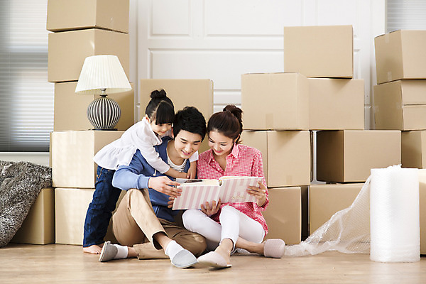 포토 JPG 전신 라이프스타일 여자 남자 딸 어린이 이동 가족 엄마 새출발 실내 미소 웃음 사람 동양인 소녀 성인 세명 30대 상자 부모 한국인 짐 자녀 아빠 이사 추억 앨범 핵가족 내집마련 이삿짐 국내포토 컨셉 관계 부동산 새로움 표정 인종 내부 생활 장년 출발 파일형식