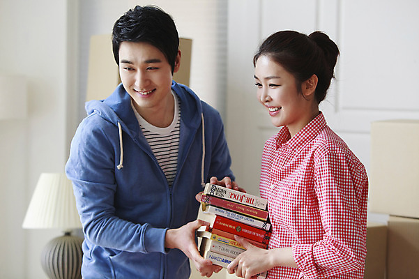 포토 JPG 라이프스타일 부부 여자 남자 이동 엄마 새출발 실내 서기 미소 웃음 사람 동양인 상반신 성인 두명 책 30대 부모 한국인 아빠 이사 내집마련 장년만 성인만 국내포토 커플 컨셉 가족 모션 부동산 새로움 표정 인종 내부 생활 장년 출발 파일형식