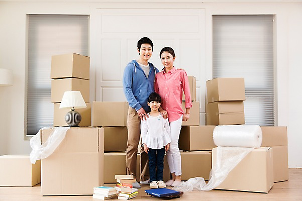 포토 JPG 전신 라이프스타일 여자 남자 딸 어린이 이동 가족 엄마 새출발 실내 서기 미소 웃음 사람 동양인 소녀 성인 세명 30대 상자 부모 한국인 짐 자녀 아빠 이사 핵가족 내집마련 이삿짐 국내포토 컨셉 관계 모션 부동산 새로움 표정 인종 내부 생활 장년 출발 파일형식