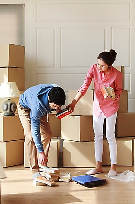 포토 JPG 전신 라이프스타일 부부 여자 남자 이동 엄마 새출발 실내 서기 미소 웃음 사람 동양인 성인 두명 책 30대 부모 한국인 아빠 이사 내집마련 장년만 성인만 국내포토 커플 컨셉 가족 모션 부동산 새로움 표정 인종 내부 생활 장년 출발 파일형식