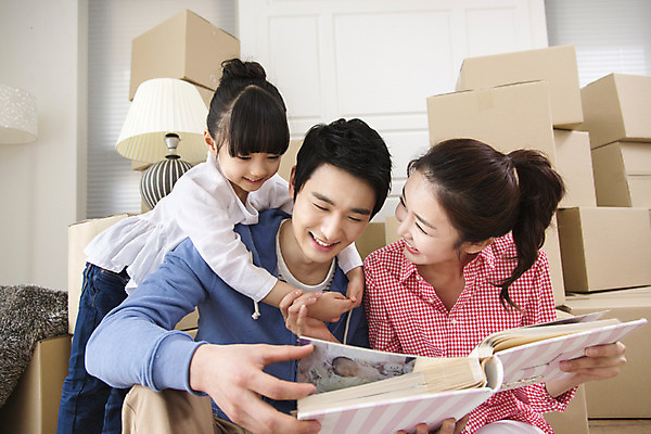 포토 JPG 전신 라이프스타일 여자 남자 딸 어린이 이동 가족 엄마 새출발 실내 미소 웃음 사람 동양인 소녀 성인 세명 30대 상자 부모 한국인 짐 자녀 아빠 이사 추억 앨범 핵가족 내집마련 이삿짐 국내포토 컨셉 관계 부동산 새로움 표정 인종 내부 생활 장년 출발 파일형식