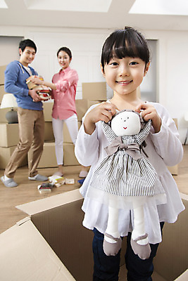 포토 JPG 라이프스타일 여자 남자 딸 어린이 인형 이동 가족 엄마 새출발 실내 서기 미소 웃음 사람 동양인 소녀 성인 세명 30대 상자 부모 장난감 한국인 짐 자녀 아빠 이사 핵가족 내집마련 이삿짐 국내포토 컨셉 관계 모션 부동산 새로움 표정 인종 내부 생활 장년 출발 파일형식