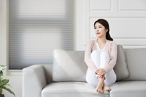 포토 JPG 전신 라이프스타일 여자 거실 엄마 휴식 실내 한명 사람 앉기 동양인 성인 30대 부모 소파 한국인 육아 슬픔 안식처 여자만 여자한명만 성인여자만 성인한명만 성인여자한명만 장년만 장년여자만 장년여자한명만 성인만 국내포토 1 감정 컨셉 의자 가족 모션 인종 내부 생활 장년 파일형식