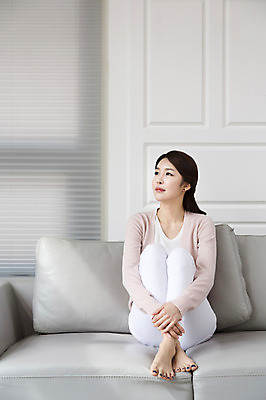 포토 JPG 전신 라이프스타일 여자 거실 엄마 휴식 실내 한명 사람 앉기 동양인 성인 30대 부모 소파 한국인 육아 슬픔 여자만 여자한명만 성인여자만 성인한명만 성인여자한명만 장년만 장년여자만 장년여자한명만 성인만 국내포토 1 감정 컨셉 의자 가족 모션 인종 내부 생활 장년 파일형식