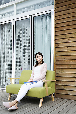 포토 JPG 주간 전신 여자 의자 엄마 휴식 한명 미소 웃음 사람 앉기 동양인 성인 야외 책 30대 부모 독서 한국인 육아 발코니 여자만 여자한명만 성인여자만 성인한명만 성인여자한명만 장년만 장년여자만 장년여자한명만 성인만 국내포토 자연요소 1 가구 컨셉 가족 모션 표정 인종 장년 파일형식