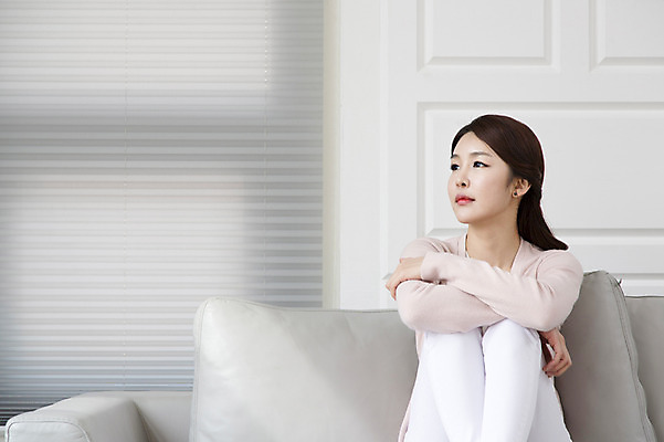 포토 JPG 라이프스타일 여자 거실 엄마 휴식 실내 한명 사람 앉기 동양인 성인 30대 부모 소파 한국인 육아 슬픔 안식처 여자만 여자한명만 성인여자만 성인한명만 성인여자한명만 장년만 장년여자만 장년여자한명만 성인만 국내포토 1 감정 컨셉 의자 가족 모션 인종 내부 생활 장년 파일형식