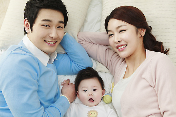 포토 JPG 라이프스타일 여자 남자 아들 가족 엄마 실내 미소 웃음 사람 동양인 상반신 성인 세명 30대 부모 눕기 침실 한국인 육아 자녀 침대 아기 아빠 핵가족 국내포토 가구 관계 모션 표정 인종 내부 생활 장년 파일형식