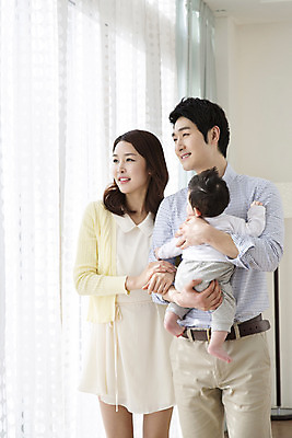 포토 JPG 라이프스타일 여자 남자 아들 가족 엄마 실내 서기 미소 웃음 사람 동양인 성인 세명 30대 부모 한국인 육아 자녀 아기 아빠 핵가족 국내포토 관계 모션 표정 인종 내부 생활 장년 파일형식