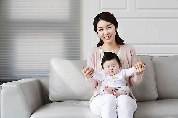 포토 JPG 라이프스타일 여자 아들 거실 가족 엄마 실내 미소 웃음 사람 앉기 동양인 성인 두명 30대 부모 소파 한국인 육아 자녀 아기 핵가족 싱글맘 국내포토 모자관계 의자 관계 모션 표정 인종 내부 생활 장년 파일형식