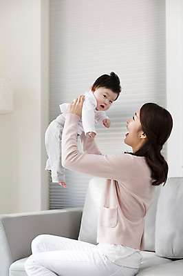 포토 JPG 라이프스타일 여자 아들 거실 가족 엄마 실내 미소 웃음 사람 앉기 동양인 성인 두명 30대 부모 소파 한국인 육아 자녀 아기 핵가족 싱글맘 국내포토 모자관계 의자 관계 모션 표정 인종 내부 생활 장년 파일형식