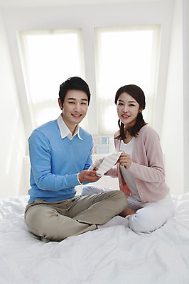 포토 JPG 전신 라이프스타일 부부 옷 여자 남자 엄마 실내 미소 웃음 사람 앉기 동양인 성인 두명 30대 부모 침실 아기용품 한국인 육아 침대 아빠 유아복 장년만 성인만 국내포토 커플 가구 가족 모션 표정 인종 내부 생활 장년 오브젝트 파일형식