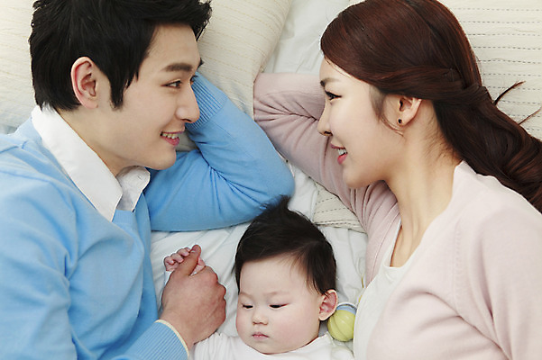 포토 JPG 라이프스타일 여자 남자 아들 가족 엄마 실내 미소 웃음 사람 동양인 상반신 성인 세명 30대 부모 눕기 침실 한국인 육아 자녀 침대 아기 아빠 핵가족 국내포토 가구 관계 모션 표정 인종 내부 생활 장년 파일형식