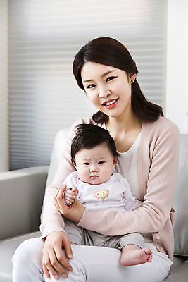 포토 JPG 라이프스타일 여자 아들 거실 가족 엄마 실내 미소 웃음 사람 앉기 동양인 성인 두명 30대 부모 소파 한국인 육아 자녀 아기 핵가족 싱글맘 국내포토 모자관계 의자 관계 모션 표정 인종 내부 생활 장년 파일형식