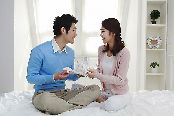 포토 JPG 전신 라이프스타일 부부 옷 여자 남자 엄마 실내 미소 웃음 사람 앉기 동양인 성인 두명 30대 부모 침실 아기용품 한국인 육아 침대 아빠 유아복 장년만 성인만 국내포토 커플 가구 가족 모션 표정 인종 내부 생활 장년 오브젝트 파일형식