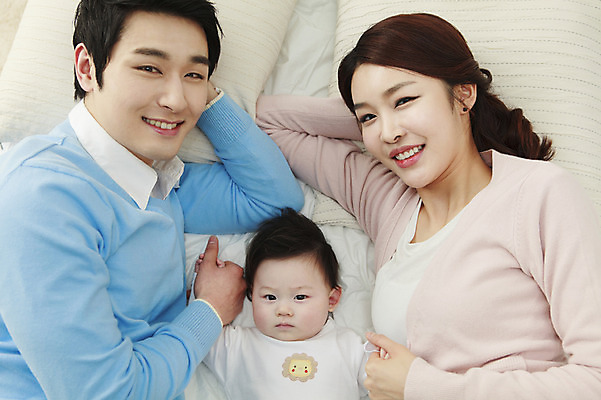 포토 JPG 라이프스타일 여자 남자 아들 가족 엄마 실내 미소 웃음 사람 동양인 상반신 성인 세명 30대 부모 눕기 침실 한국인 육아 자녀 침대 아기 아빠 핵가족 국내포토 가구 관계 모션 표정 인종 내부 생활 장년 파일형식