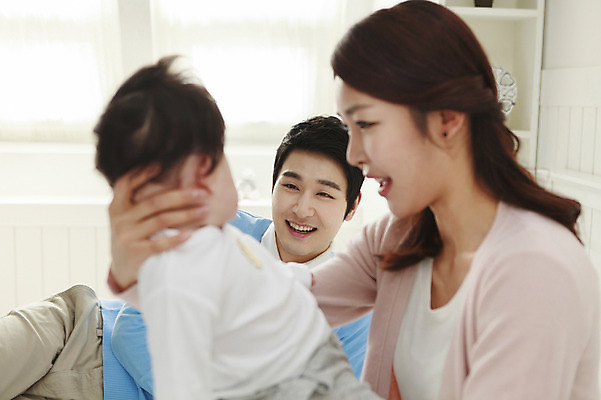 포토 JPG 라이프스타일 여자 남자 아들 가족 엄마 실내 미소 웃음 사람 동양인 성인 세명 30대 부모 한국인 육아 자녀 아기 아빠 핵가족 국내포토 관계 표정 인종 내부 생활 장년 파일형식