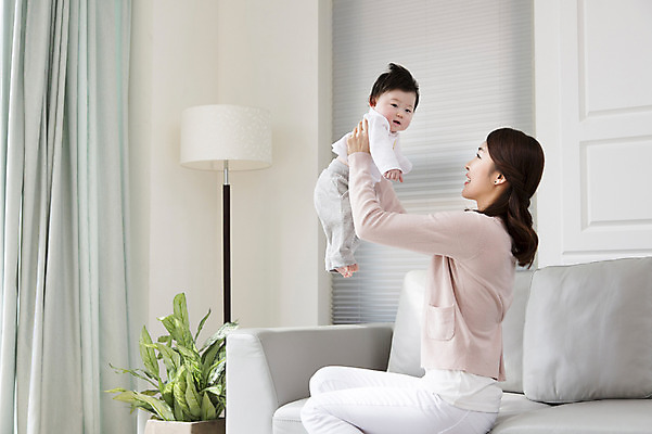 포토 JPG 라이프스타일 여자 아들 거실 가족 엄마 실내 미소 웃음 사람 앉기 동양인 성인 두명 30대 부모 소파 한국인 육아 자녀 아기 핵가족 싱글맘 국내포토 모자관계 의자 관계 모션 표정 인종 내부 생활 장년 파일형식