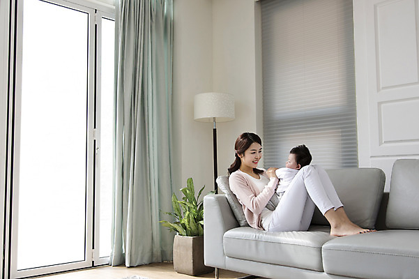 포토 JPG 전신 라이프스타일 여자 아들 거실 가족 엄마 실내 미소 웃음 사람 앉기 동양인 성인 두명 30대 부모 소파 한국인 육아 자녀 아기 핵가족 싱글맘 국내포토 모자관계 의자 관계 모션 표정 인종 내부 생활 장년 파일형식