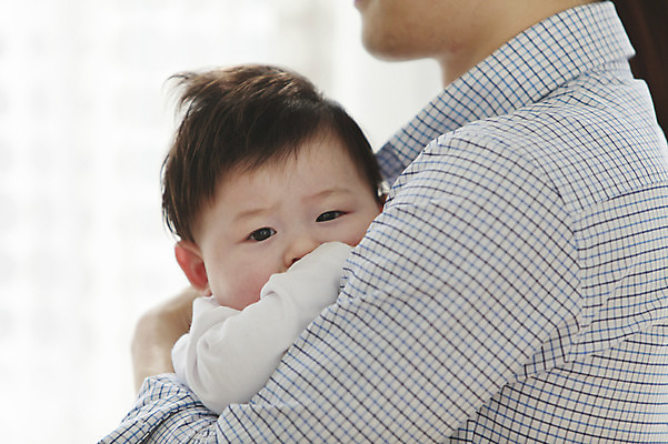 포토 JPG 라이프스타일 남자 아들 가족 실내 사람 동양인 성인 두명 30대 부모 한국인 육아 자녀 아기 아빠 핵가족 부자지간 남자만 국내포토 관계 인종 내부 생활 장년 파일형식