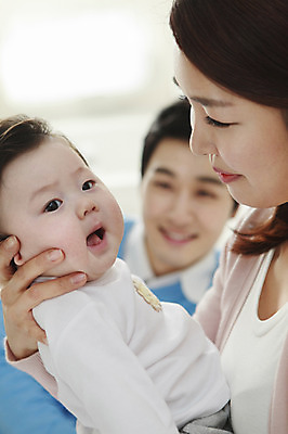 포토 JPG 라이프스타일 여자 남자 아들 가족 엄마 실내 미소 웃음 사람 동양인 성인 세명 30대 부모 한국인 육아 자녀 아기 아빠 핵가족 국내포토 관계 표정 인종 내부 생활 장년 파일형식