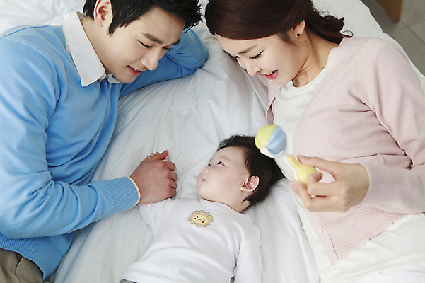 포토 JPG 라이프스타일 여자 남자 아들 가족 엄마 실내 미소 웃음 사람 동양인 상반신 성인 세명 30대 부모 눕기 장난감 침실 한국인 육아 자녀 침대 아기 아빠 핵가족 딸랑이 국내포토 가구 관계 모션 표정 인종 내부 생활 장년 아기용품 파일형식