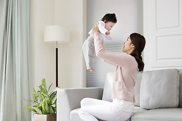 포토 JPG 라이프스타일 여자 아들 거실 가족 엄마 실내 미소 웃음 사람 앉기 동양인 성인 두명 30대 부모 소파 한국인 육아 자녀 아기 핵가족 싱글맘 국내포토 모자관계 의자 관계 모션 표정 인종 내부 생활 장년 파일형식