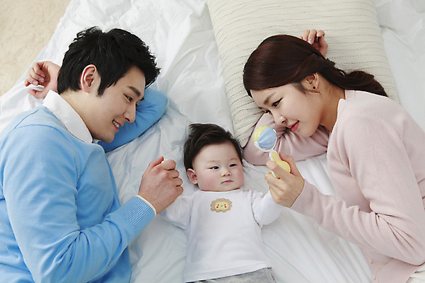 포토 JPG 라이프스타일 여자 남자 아들 가족 엄마 실내 미소 웃음 사람 동양인 상반신 성인 세명 30대 부모 눕기 장난감 침실 한국인 육아 자녀 침대 아기 아빠 핵가족 딸랑이 국내포토 가구 관계 모션 표정 인종 내부 생활 장년 아기용품 파일형식