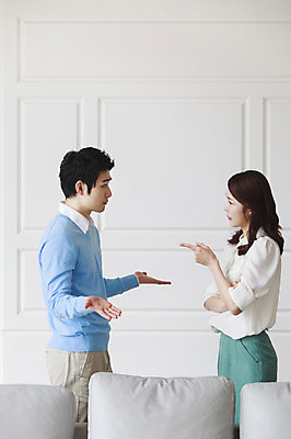 포토 JPG 라이프스타일 부부 여자 남자 거실 엄마 실내 서기 사람 동양인 손짓 성인 두명 30대 부모 소파 한국인 육아 아빠 싸움 부부싸움 잔소리 장년만 성인만 국내포토 커플 의자 가족 모션 인종 내부 생활 장년 파일형식